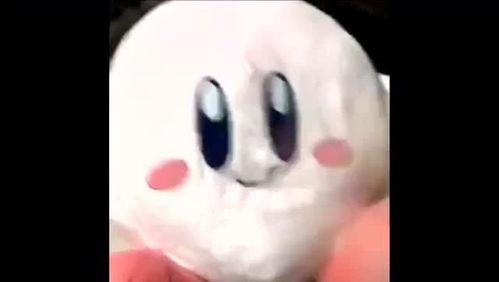 吃瓜被公仔砸到视频,现场惊险瞬间引网友热议