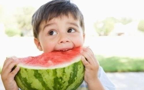 吃瓜被公仔砸到视频,现场惊险瞬间引网友热议