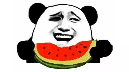 吃瓜被公仔砸到视频,现场惊险瞬间引网友热议