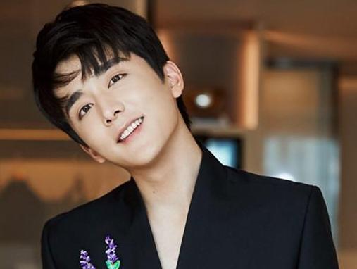 张新成上线吃瓜的视频,娱乐圈幕后故事引热议