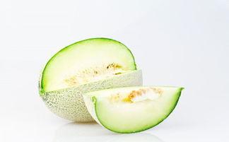 女子吃哈密瓜的视频图片,女子品尝香甜哈密瓜，甜蜜瞬间定格