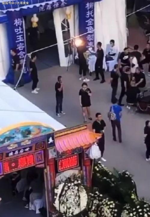 万盛户外开直播吃瓜视频,现场吃瓜，趣味横生