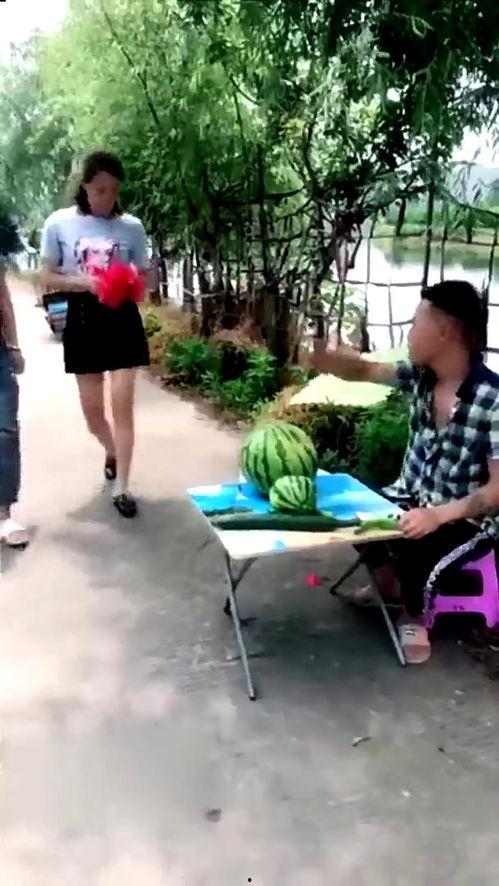 万盛户外开直播吃瓜视频,现场吃瓜，趣味横生