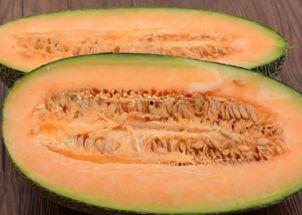 给外国人吃哈密瓜视频,外国朋友品尝哈密瓜的甜蜜体验