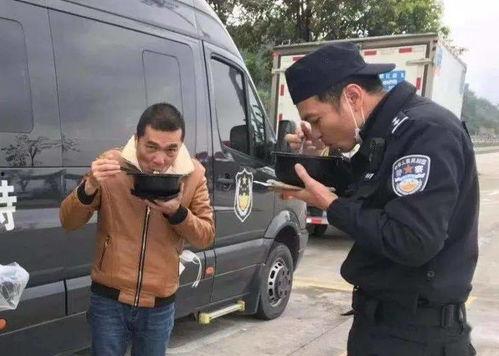 特警队员吃瓜视频,揭秘军营里的轻松时刻