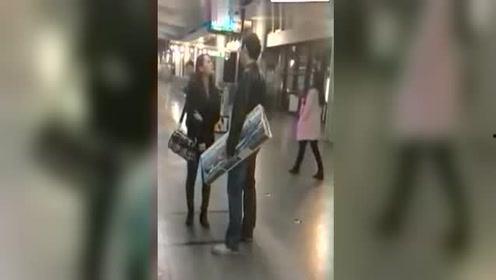 吃瓜现场笑死人视频,笑料横生！吃瓜现场视频爆笑全场