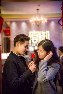 情侣在餐厅吃瓜视频在线播放,甜蜜瞬间！情侣餐厅吃瓜视频走红网络