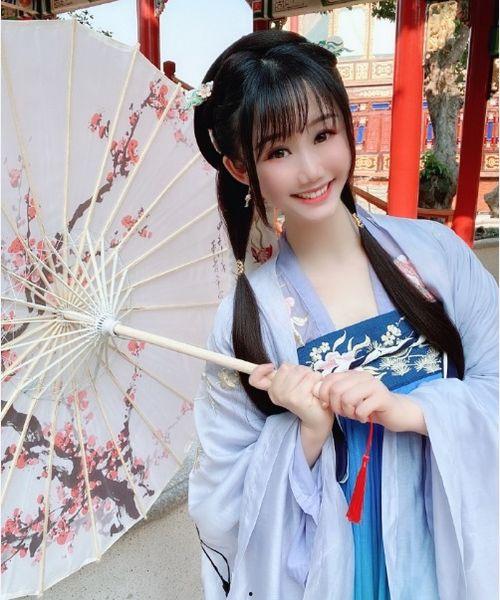 汉服女博主吃瓜视频下载,带你领略古风美食魅力