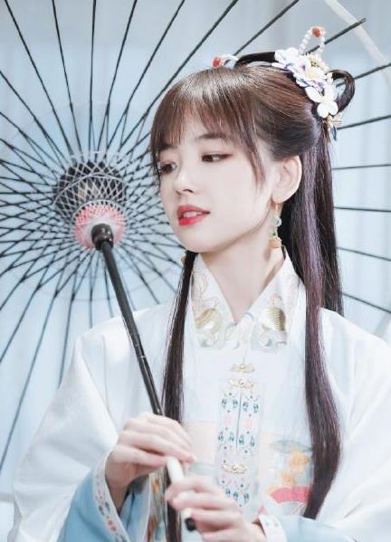 汉服女博主吃瓜视频下载,带你领略古风美食魅力