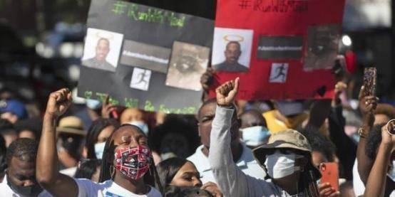 美国黑人回国吃瓜视频,引发网友热议