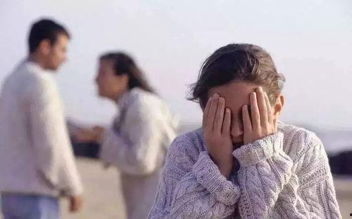 男孩女孩吵架吃瓜视频,男孩女孩吵架吃瓜现场，网友热议校园恋情纠葛