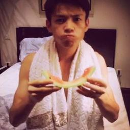 拿刀拍视频吃瓜的是谁啊,是谁引发网络热议？