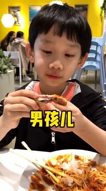 小男孩吃角瓜的视频,萌态十足引网友热议