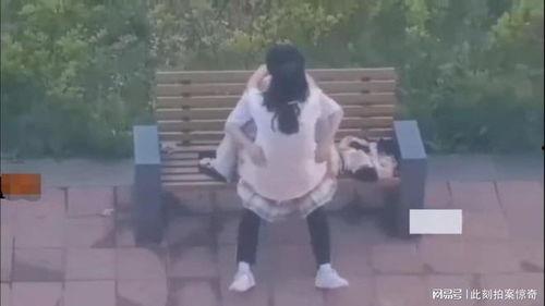 小情侣吃瓜视频免费观看,甜蜜互动引网友热议