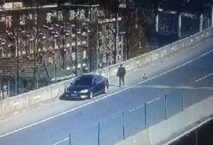 路边吃瓜跳桥视频大全下载,揭秘惊心动魄一幕