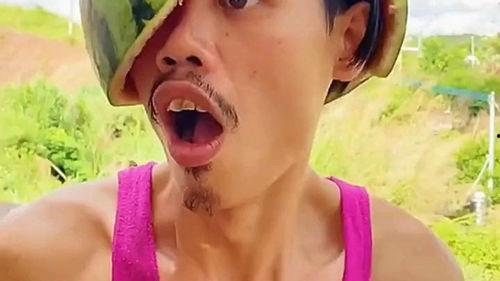 吃哈密瓜的搞笑丑女视频,笑料百出，瞬间治愈你的心情！