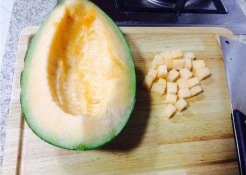 吃哈密瓜的小伙视频,小伙现场品尝，美味瞬间引爆网络