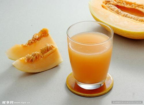 吃哈密瓜的小伙视频,小伙现场品尝，美味瞬间引爆网络