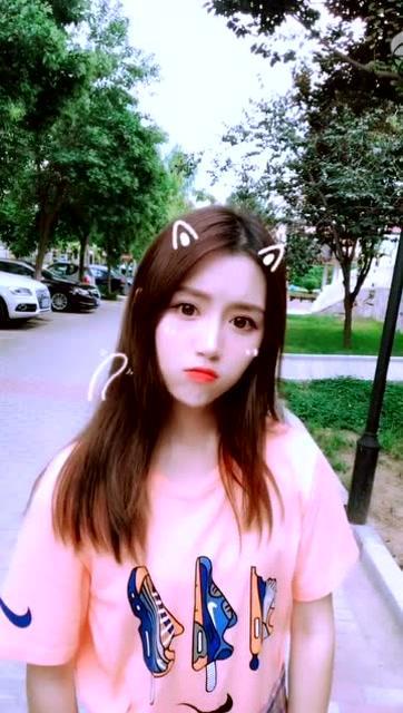 吃瓜黄上衣女生视频,黄衣女生吃瓜视频走红网络