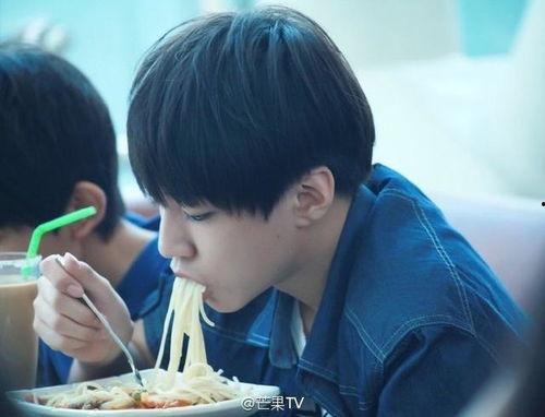 王俊凯生日吃瓜视频,吃瓜视频揭秘明星私生活瞬间