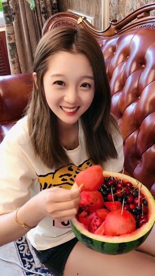 吃茄瓜的美女视频大全下载,茄瓜佳肴下的性感女神风采集锦