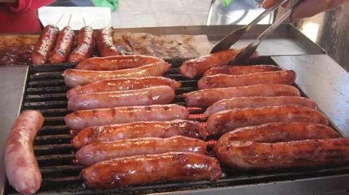 小奶呆瓜吃烤肠视频,趣味横生！