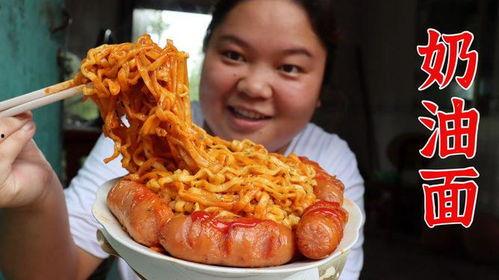 小奶呆瓜吃烤肠视频,趣味横生！