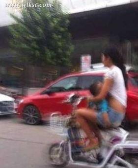 女子边吃瓜边骑车视频大全,女子边吃瓜边骑车视频大盘点