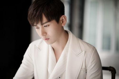 成毅吃瓜可爱视频,萌态十足引网友热议