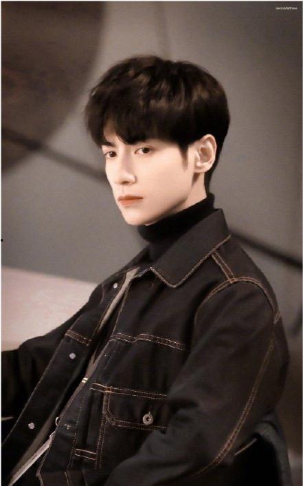 成毅吃瓜可爱视频,萌态十足引网友热议