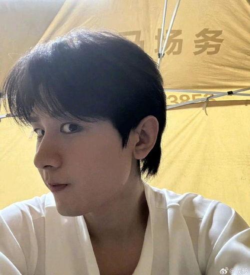 成毅吃瓜可爱视频,萌态十足引网友热议