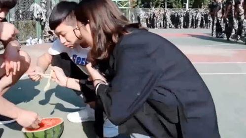 学妹军训学姐吃瓜视频播放