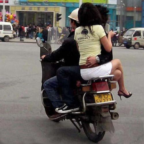 骑摩托吃瓜群众搞笑视频,网友直呼“太欢乐”！